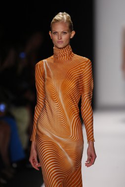 carolina herrera göstermek de pist model yürür