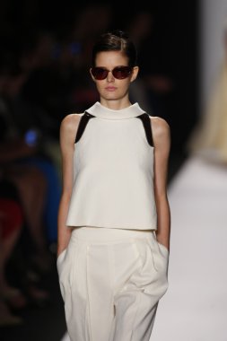 carolina herrera göstermek de pist model yürür