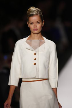 carolina herrera göstermek de pist model yürür