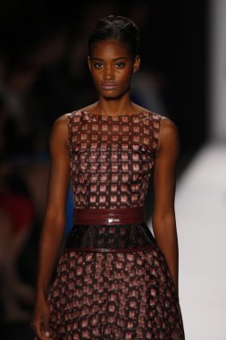 carolina herrera göstermek de pist model yürür