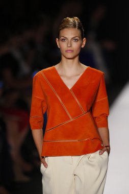 carolina herrera göstermek de pist model yürür