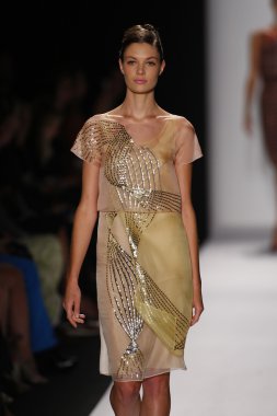 carolina herrera göstermek de pist model yürür