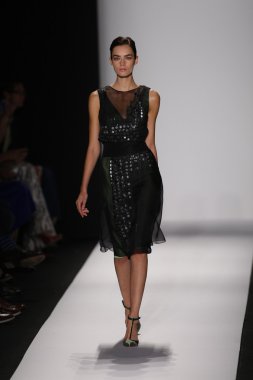 carolina herrera göstermek de pist model yürür