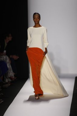 carolina herrera göstermek de pist model yürür