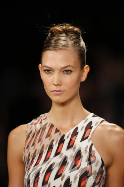 Karlie kloss procházky dráhy na carolina herrera show — Stock fotografie