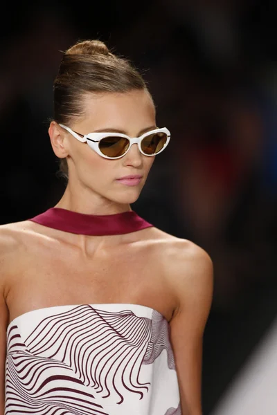 Model leidt de landingsbaan op de carolina herrera show — Stockfoto