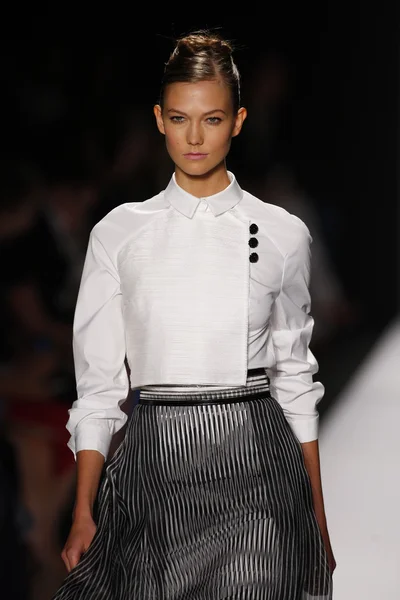 Karlie kloss op de carolina herrera show — Stockfoto