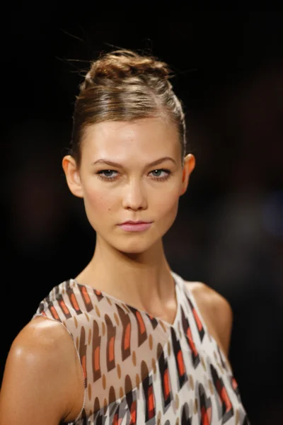 Karlie kloss carolina herrera gösterisi — Stok fotoğraf