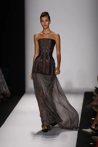 Model walks the runway at the Carolina Herrera show — Stock Photo, Image