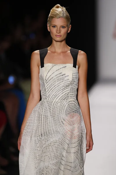 Model walks the runway at the Carolina Herrera show — Stock Photo, Image