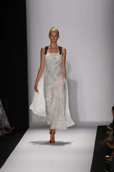 Modelo camina por la pasarela en el show de Carolina Herrera — Foto de Stock