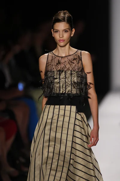 Model walks the runway at the Carolina Herrera show — Stock Photo, Image