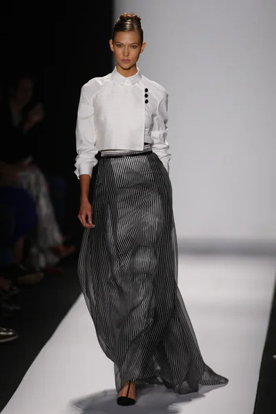 Model leidt de landingsbaan op de carolina herrera show — Stockfoto