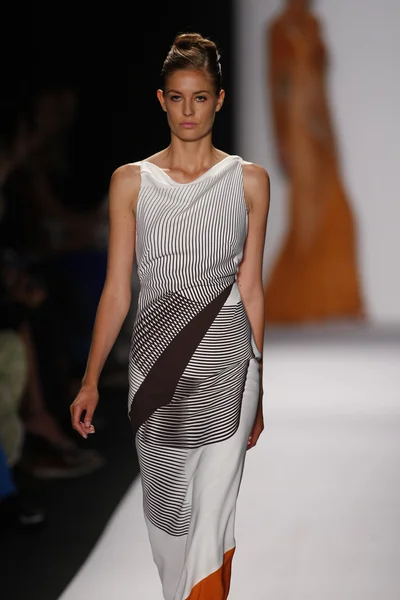 Model walks the runway at the Carolina Herrera show — Stock Photo, Image