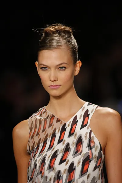 Karlie kloss bei der carolina herrera show — Stockfoto