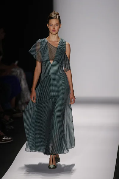 Modelo camina por la pasarela en el show de Carolina Herrera — Foto de Stock