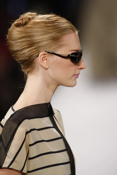 Model walks the runway at the Carolina Herrera show — Stock Photo, Image