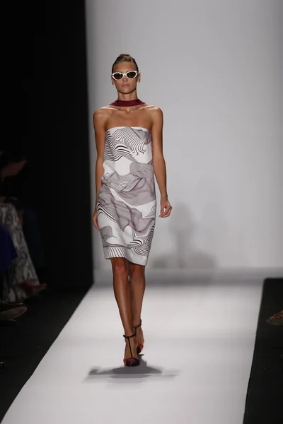 Model walks the runway at the Carolina Herrera show — Stock Photo, Image