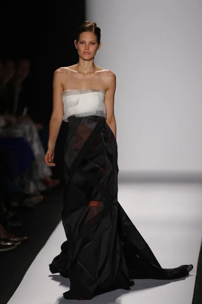 Modelo caminha na passarela no show Carolina Herrera — Fotografia de Stock