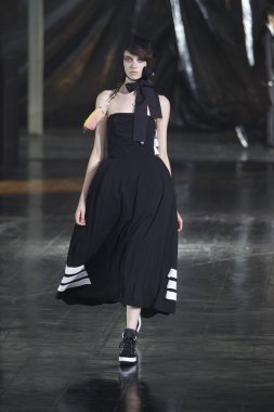 y-3 pist model yürür