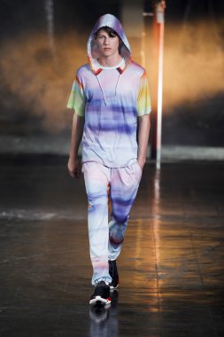 y-3 pist model yürür