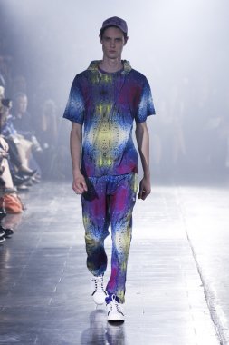 y-3 pist model yürür