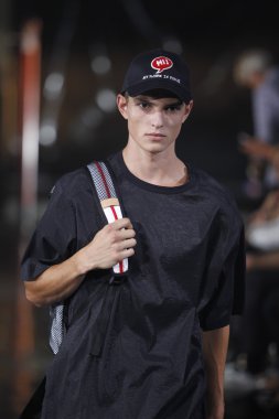 y-3 pist model yürür