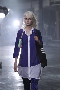 y-3 pist model yürür
