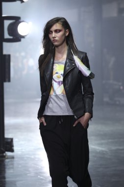 y-3 pist model yürür