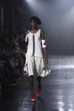 y-3 pist model yürür