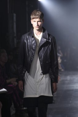 y-3 pist model yürür