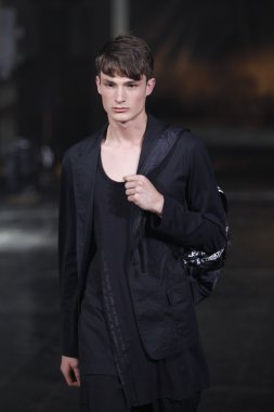 y-3 pist model yürür