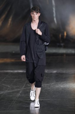 y-3 pist model yürür