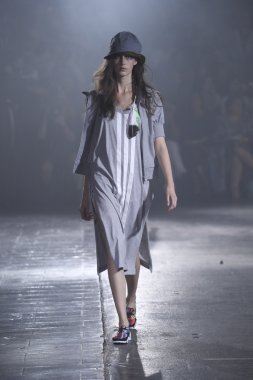 y-3 pist model yürür