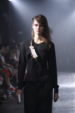 y-3 pist model yürür