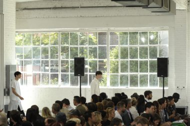 model kahverengi duckie pist yürür