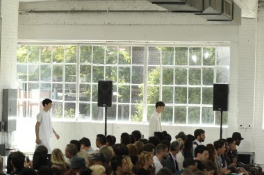 model kahverengi duckie pist yürür