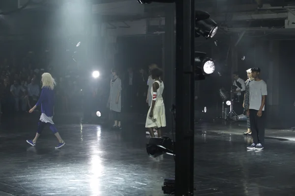 Models walk the Y-3 runway — Stock Photo, Image