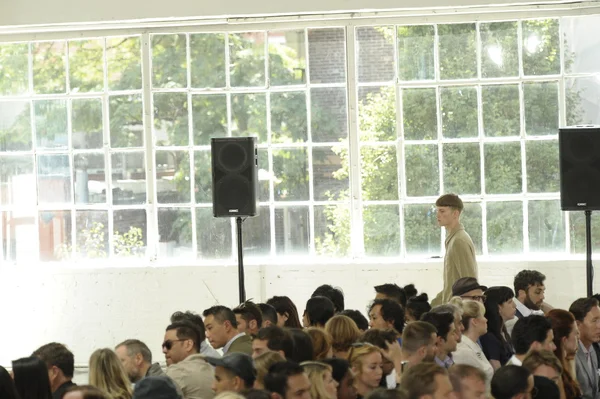 Model walks the runway at the Duckie Brown — Stock Photo, Image