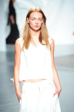 tibi spring Show'da pist model yürür