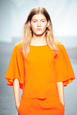 tibi spring Show'da pist model yürür