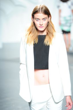 tibi spring Show'da pist model yürür