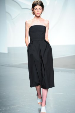 tibi spring Show'da pist model yürür
