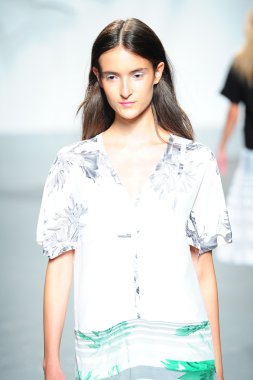 tibi spring Show'da pist model yürür