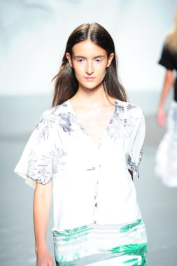 tibi spring Show'da pist model yürür