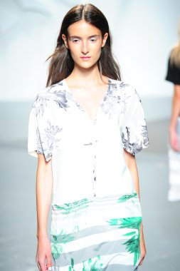 tibi spring Show'da pist model yürür