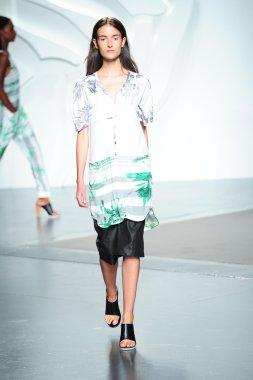 tibi spring Show'da pist model yürür