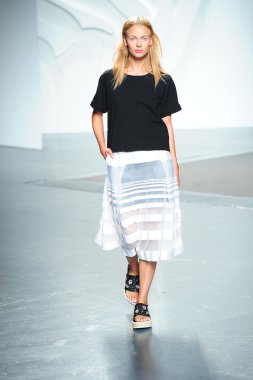 tibi spring Show'da pist model yürür