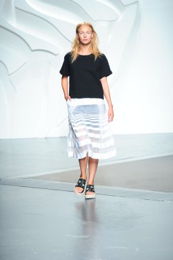 tibi spring Show'da pist model yürür