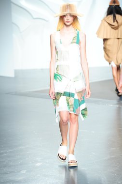 tibi spring Show'da pist model yürür